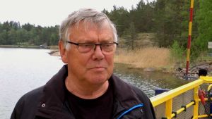 Företagare Wilhelm Henriksson på Högsar i Nagu. Närbild på Wilhelm Henriksson som står på Högsarfärjan.