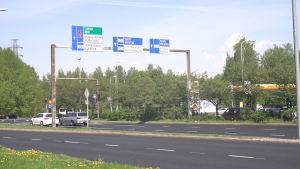Haga rondell kommer att byggas om inom en snar framtid. Bilar står i ett trafikljus vid Hoplax rondell.