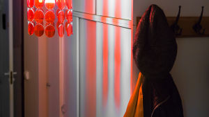 Gruppen som nu läggs ner har kunnat avslöja människohandel och koppleri genom spaning och att ha kontakt med prostituerade. Röd lampa och rock på hängare.