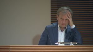 Riksdagsledamoten Harry Harkimo tröttnade på alla frågor som den samlade journalistkåren hade till hans italienska gäster. Harry Harkimo