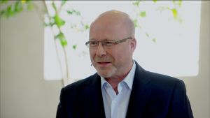 Kaj-Mikael Wredlund vid Kyrkans Utlandshjälp berättar att årets insamling mer specifikt stöder en yrkesskola i flyktingbosättningsområdet Rwamwanja i sydvästra Uganda och flyktingbosättningsområdet Bidi Bidi i norra Uganda. Kaj-Mikael Wredlund.