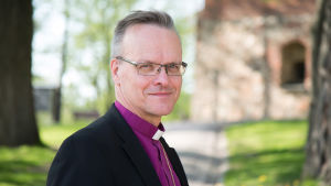 I ett öppet svarsbrev till Räsänen skriver ärkebiskopen att biskopsmötet år 2016 slog fast att kyrkan är till för alla, och att samkönade par är välkomna till all verksamhet inom kyrkan. Tapio Luoma