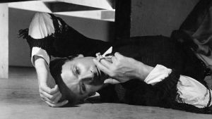 Rakkaudella, Cecil Beaton. Cecil Beaton makaa maassa toinen käsi otsallaan.