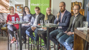 Vihreät puoluejohtajaehdokkaat tentissä vuonna 2017. Kuvassa vasemmalta oikealle: Krista Mikkonen, Emma Kari, Mika Flöjt, Maria Ohisalo, Touko Aalto ja Olli-Poika Parviainen. Kuvassa vasemmalta oikealle: Krista Mikkonen, Emma Kari, Mika Flöjt, Maria Ohisalo, Touko Aalto ja Olli-Poika Parviainen.