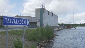 Kemijoen Taivalkoskella on tänä kesänä koekäytössä Kalasydän, jossa kalat siirtyvät veden virtausta hyödyntäen putkistoa pitkin padon yli Kuvassa on Taivalkosken vesivoimalaitos.