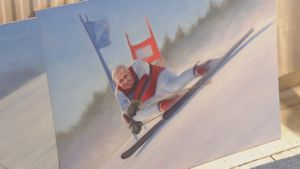 Statsminister Annti Rinne (Rinne, "backe" på svenska) i en slalombacke symboliserar bland annat att regeringens popularitet dalar efter ett riksdagsval. Kaj Stenvall