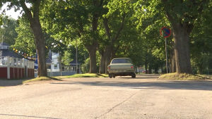 Anders Walls vill inte sälja bilen. Han kör den hellre själv. Anders Walls i sin Ford Taunus på Knipans pir