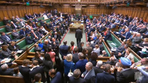 Brittiska parlamentet strax före omröstningen som ses som ett uppror mot Boris Johsnon, före han ens har tillträtt som premiärminister. Brittiska parlamentet i session.
