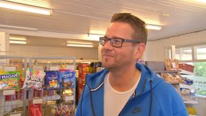 "Visst är butiken viktig. Det är en väldigt mycket kortare väg än att köra till fastlandet", säger sommargästen Mikael Rönnblad. mikael rönnblad i iniö lanthandel med varor runtom sig