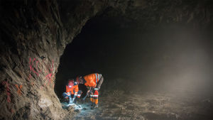 Kaivosmiehet tutkivat malmia tunnelissa. Kuva on vuodelta 2017. Kaivosmiehet tutkivat malmia tunnelissa.