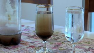 Isnäsvattnet var tidvis riktigt svart. Två glas med svart och klart vatten.