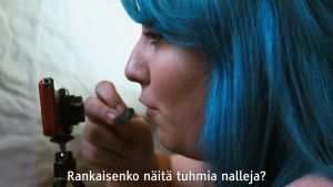 Kinky Business -dokumentin nainen syö nallekarkkeja