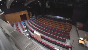 Teatersalarna gapar tomma då coronan satt stopp för verksamheten. Wasa teater. salen från läktaren