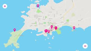 En karta över de tio platserna i Hangö. En karta över en stad och på den är röda nålar utprickade.