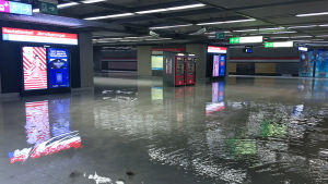 Vattenmassor i e folktom metrostation under Järnvägstorget.