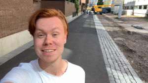 Reporter Alexander Beijar söker bostad i Helsingforsregionen. En ung man med rött hår och vit skjorta.