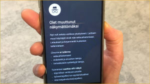 Chrome lupaa isolla näkymättömyyttä ja selventää asiaa pienemmällä. Puhelimessa on auki Chrome-selaimen ilmoitus: Olet muuttunut näkymättömäksi.