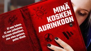 Kuvituskuva, punaisen avonaisen kirjan takana nainen ja kirjan kannessa kuunnelman Minä kosken aurinkoon nimi ja teksti: Ei saa lukea. Ei saa julkaista. Ei sinun silmillesi. Jos olen poissa, polta tämä.