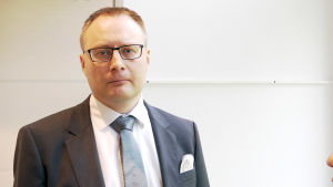 Mikko Puhakka är den åtalades försvarsadvokat i rättegången som inleddes på måndagen. Försvaret anser att det var frågan om en olycka, inte oaktsamhet. Mikko Puhakka.