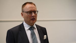 Försvarsadvokat Mikko Puhakka säger att olyckan inte är ett brott, utan just en olycka. Mikko Puhakka.