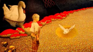 Willem Krijgsman, Vid Tuonela älv I, 89 x 122 cm, 2015. Willem Krijgsman, Vid Tuonela älv I: en pojke star på färgglad sand vid havet och tittar på en duva. bakom sig finns dödskallar och en svan och stenar vid stranden som är rödfärgade.