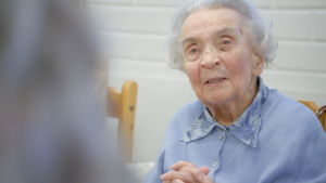 Idag håller 92-åriga Ulla-Christina Sjöman sina bönestunder under mera stilla former på sitt ålderdomshem i Helsingfors. Ulla-Christina Sjöman porträtt