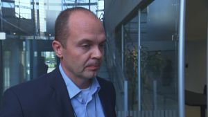 Enligt Tomi Taskila utreder man fortfarande det beslagtagna materialet. Tomi Taskila i en kylig korridor.