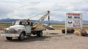 Motellet Little A'Le'Inn i Rachel, Nevada. Ufo på ett lastbilsflak med skylten Alieninn.