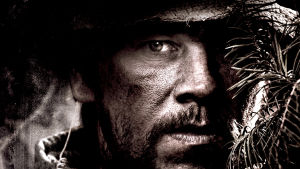 Lone Survivor. Miehen naama lähikuvassa mustavalkoisessa kuvassa