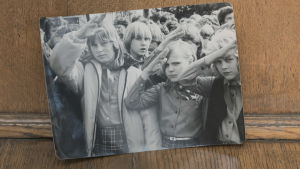 När Kristi Ainjärv var liten började hon varje skoldag med att göra den kommunistiska partihälsningen. Alla bar röda halsdukar och eleverna kallades för pionjärer. Men enligt Kristi (längst till vänster) så såg alla barnen politiken som en lek. Kristi Ainjärv som pionjär när hon var barn