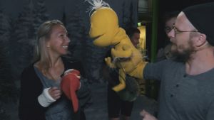 Mikaela Sonck och Oskar Pöysti under inspelningarna av Jul i Hittehatt. Nainen ja mies näyttelevät käsinukeilla joulukalenterikuvauksissa.