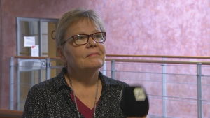 Direktör Tuija Kumpulainen säger att det var brist på skyddsutrustning i hela världen i våras. Sjukhusen borde ha haft mycket större lager, säger hon. Tuija Kumpulainen