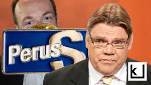 Timo Soini etualalla, hänen takanaan iso PS-pinssi, jonka takaa kurkistaa Jussi Halla-aho.