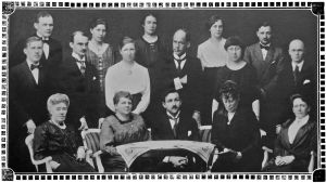 Viipurin Musiikkiopiston opettajat yhteiskuvassa 1922. Alhaalta vas. Anna Forstén, Jenny Ikonen, Boris Sirob, Elsa Norring-Clever ja Eleonore Frisk. Keskirivi vas. Hjalmar Malin, Robert Haertel, Wilma Patomäki, Theodor Björklund, Nora Mielck ja Toivo Malin. Takarivi vas. Grigori Jalava, Lilly Rebers, Sally Westerdahl, Gertrud Ollus ja P. Turtschin. Viipurin musiikkiopiston opettajat yhteiskuvassa 1922.