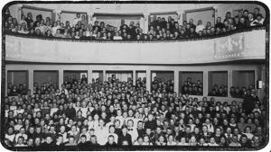 Viipurin vanhan teatteritalon yleisöä 1916.