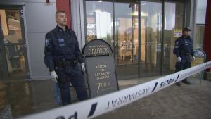 Endast några privatpersoner har fått komma in i köpcentret Herman för att hämta sina ägodelar efter dådet i tisdags, polisen vill ha arbetsro inne i lokalerna. kuopio