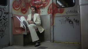 Tony ja ratkaisun paikka Tony (John Travolta) istuu masentuneena aamuisessa metrovaunussa elokuvassa Saturday Night Fever - lauantai-illan huumaa