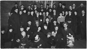 Ihmisiä Viipurin teatteritalossa sisällissodan alkaessa tammikuussa 1918.
