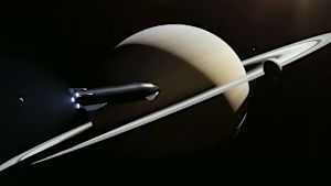 Muskin haaveissa Starship voisi kuljettaa ihmisiä myös muille planeetoille. Näitä kuvia katsoessa kannattaa kuitenkin muistaa, että luonnonlaeille ei SpaceX voi mitään: matka Saturnukseen kestää vuosikaupalla ja avaruudessa on paljon erittäin haitallista säteilyä. Samoin kaunis otsikkokuva Mars-asemista on varsin mielikuvituksellinen, koska todennäköisesti Mars-asemat tehdään aikanaan pinnan alle. Piirroskuva Starshipistä lennolla Saturnukseen.