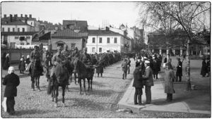 Punaisia vankeja kuljetetaan Viipurissa keskuskasarmille 1918.