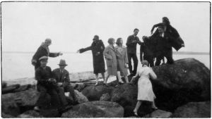 Viipurin musiikkiopistolaisia kevätretkellä Mäntysaaressa 1930.