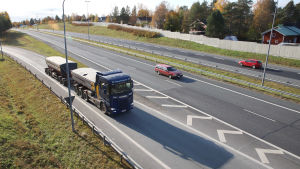 Att rikta förarens uppmärksamhet mot annat än trafiken kan få allvarliga följder, speciellt om platsen är livligt trafikerad. Ajoneuvoyhdistelmä kaartaa rampista moottoritielle.