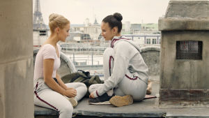 Find me in Paris. Kuvassa Lena Grisky (Jessica Lord, vas.) ja Ines Lebreton (Eubha Akilade).
