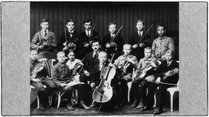 Musiikkikoulun orkesteri 1921, eturivi vas. Lauri Saikkola, Aarre Saario, tunnistamaton, Boris Sirob, Jorma Sivén (myöh. Soiro), Esra Saarinen, Erkki Suhonen ja Niilo Apo. Takarivi vas. Onni Suhonen, Elis Heldan, Sulo Vitikainen, Jorma Väänänen, tunnistamaton, ja Orvo Sivén. Viipurin Musiikkikoulun orkesteri vuonna 1921.
