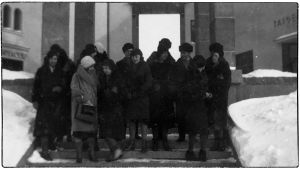 Musiikkiopiston opettajat tutustumassa uuteen Taidemuseoon keväällä 1931. Viipurin Musiikkiopiston opettajat tutustumassa uuteen taidemuseoon keväällä 1931.
