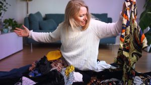 Marjut Mäntymaa vaatekasan keskellä 