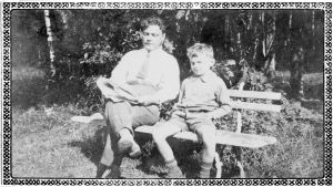 Kanttori Oskari Tilli Kalevi-poikansa kanssa istumassa puiston penkillä Terijoella 1925.