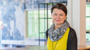Psykologian professori Christina Salmivalli on tutkinut koulukiusaamista ja ymmärtää sen monimutkaisia piirteitä. Psykologian professori Christina Salmivalli katsoo kameraan