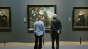 Zoë ja Peter Greenaway katsomassa maalausta