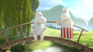 Muumilaakso-sarjassa Muumipeikko on jo varttunut pienestä lapsesta ja alkaa itsenäistyä vanhemmistaan. Muumipeikko istuu puron ylittävällä sillalla Muumilaksossa. Myös Muumimamma seisoo sillalla.
